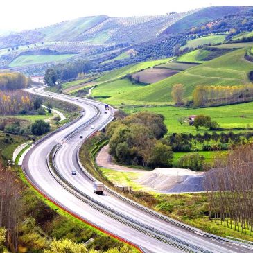 L’autostrada A3 “Salerno-Reggio Calabria” diventa A2 “Autostrada del Mediterraneo”.